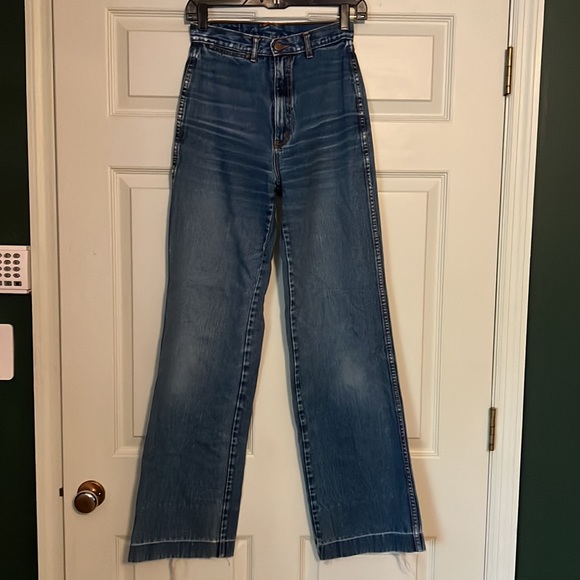 Authentic vintage, wide, leg 70s denim blue jeans. Back pocket pattern detail - Picture 5 of 8